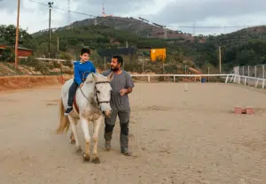 Profissional de TAA em sessão com cavalo